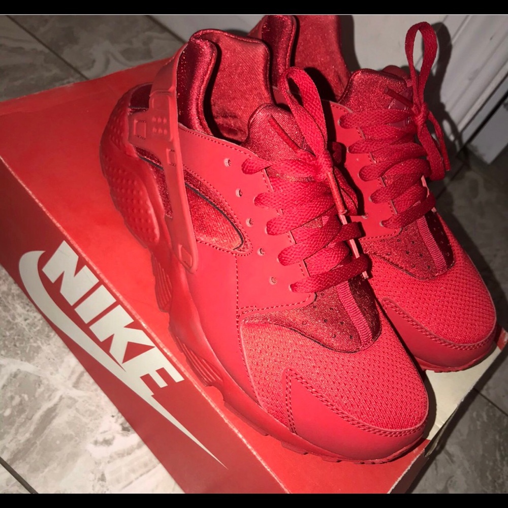NIKE HUARACHE RUN RED *LIKE NEW*